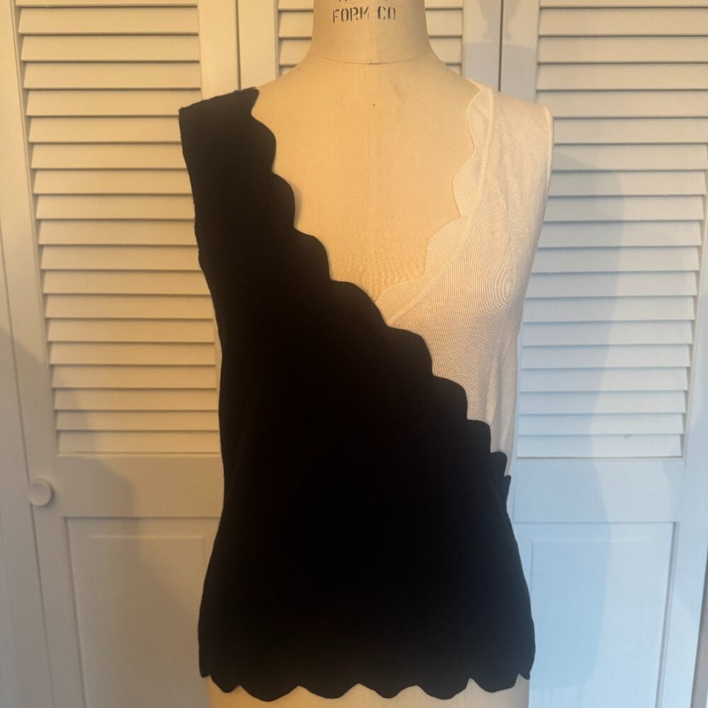 Black and White Colorblock v-neck scallop trim, sleeveless top by Venus Size M